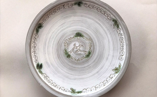 唐津焼の伝統である三島二彩唐津。
フラットな仕上がりで盛り付けやすく
絵柄は吉祥紋である松竹梅を施し、お祝い等に使えます