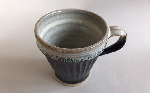 唐津焼の伝統である朝鮮唐津になります。
朝鮮唐津とは上部分の斑釉が下部分の飴釉に流れ込んで溶け合う部分が醍醐味です。