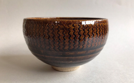 釉薬は飴釉を掛けており色味は赤茶色に近い発色に。
釉薬が濃い所、薄い所で模様を際立たせる仕上がり。