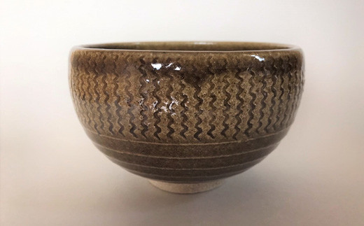 釉薬が濃い所、薄い所で模様を際立たせる仕上がりに。
使ってこそ器の良さを感じていただけます。
普段使いから贈り物にも最適◎