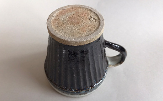 鎬という技法を使っており、縦に粘土をそぎ落としております。
モダンなデザインになっており、和洋どちらの空間にも合います。