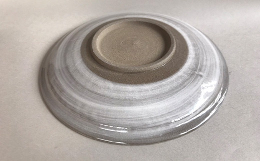 ※当製品は、土ものと呼ばれる陶器で作られております。
手作業で作っておりますのでサイズ、色合い、絵柄等にバラツキがございます。