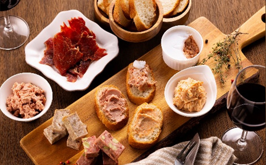 煙の風味つけ・香りつけ・塩加減など、素材が持つ風味や旨味のアミノ酸を、
十分ひきだしゆっくり熟成します。