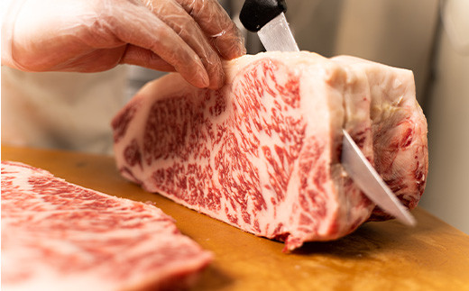 ご家庭でのお祝い、誕生日、記念日など。
ちょっと贅沢に佐賀牛サーロインステーキはいかがですか。
塩胡椒やわさび醤油でも◎