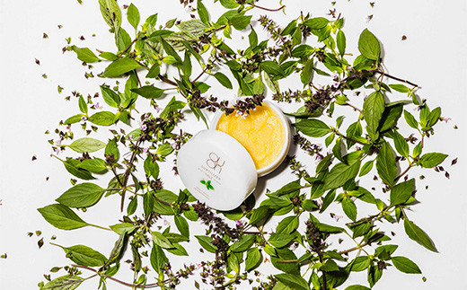 ひじやひざ、かかとの余分な角質を落としつつ、
ほどよいマッサージ効果のある大きめのスクラブは
ボディソープ、バスソルトにも。