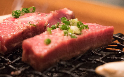 網焼きにし脂を下に落としながら焼くのがオススメの食べ方です。
口の中でとろける美味しい佐賀牛カルビをぜひご家庭で!