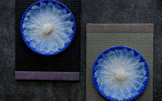 高級魚のふぐを料亭店主の包丁さばきで美味しく、美しく臭みなく、
安心してお召し上がりいただけるように丁寧に下調理を行いました。