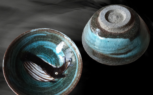 立体的で躍動感のある鯨の絵は釉薬で描かれ、
刷毛目に淡いブルーの釉薬がお酒を注ぐとまるで鯨が泳いでいるかのよう。