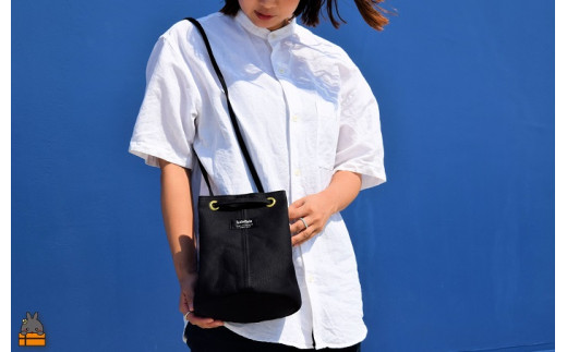 どんなお洋服にも合わせやすいカラーですので、プライベートでも通勤・通学にも大活躍する帆布バッグです。