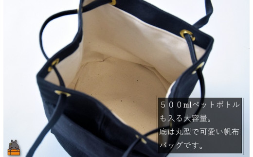 財布やお化粧ポーチはもちろん、500mlのペットボトルも入る、見た目以上の大容量です。