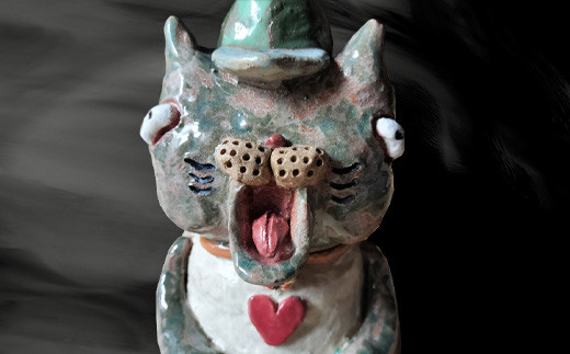 猫の帽  子の上の方に花が生けられるようになっております。