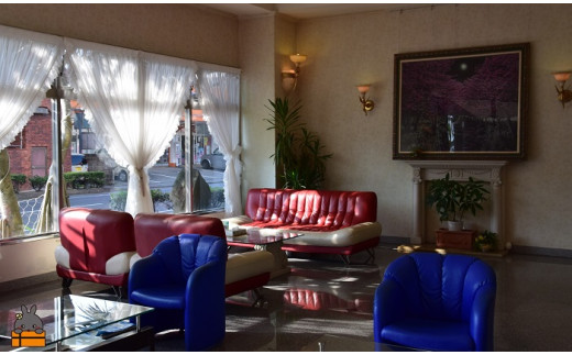 ホテル１階はフロントやソファースペースがございます。