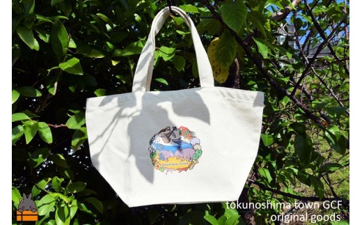 普段使いに最適なサイズ感です。スマホや財布を入れてお出かけください。