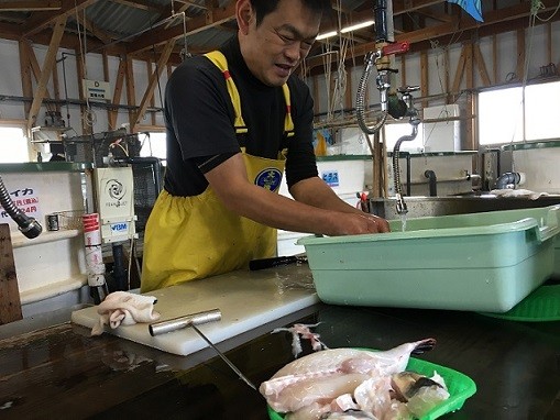 鐘崎ふくの身をかく作業