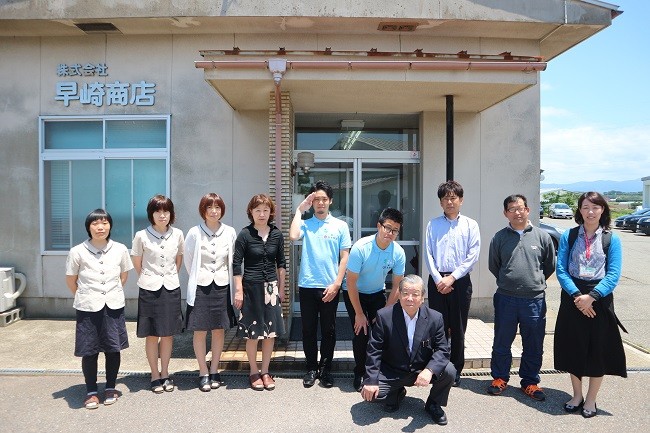 従業員の皆さんと記念撮影