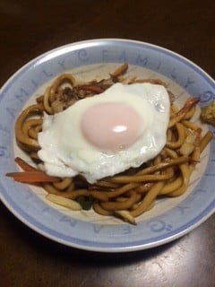 焼うどんの上に半熟の目玉焼き