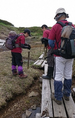 登山道ロープ張り作業