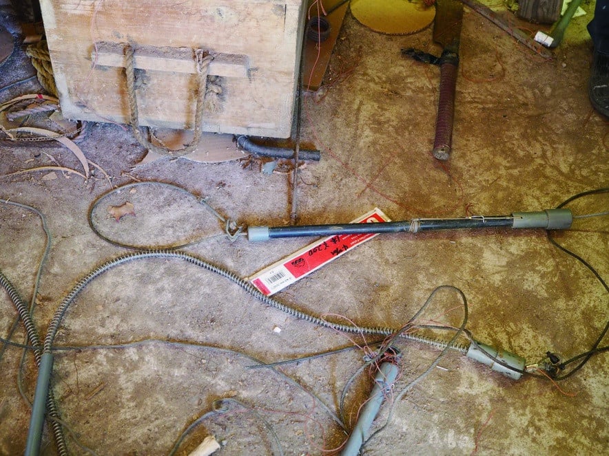 手作りで作られる、くくり罠の仕掛け