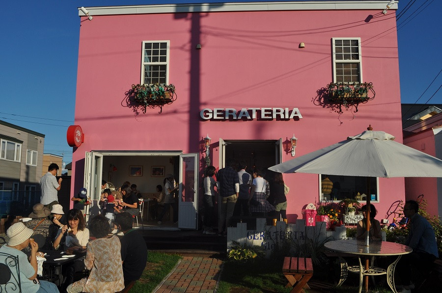 オープン当時。人々の目を引くピンク色の壁