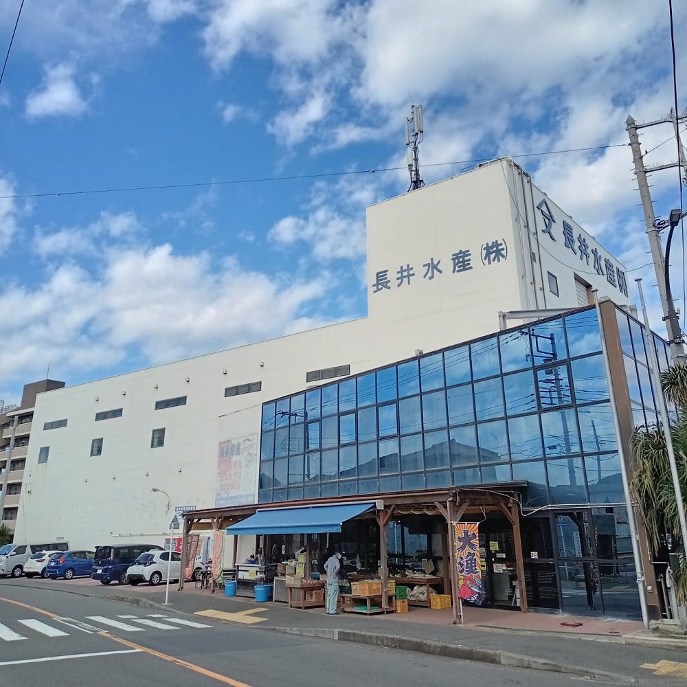 店舗奥には選別場や冷凍倉庫、加工場があります