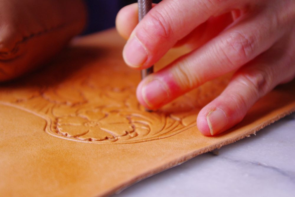 革を刻む専用の道具を使い分け、慎重に彫ります