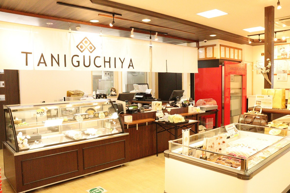 いろんな種類の油あげや豆腐などが並んでます