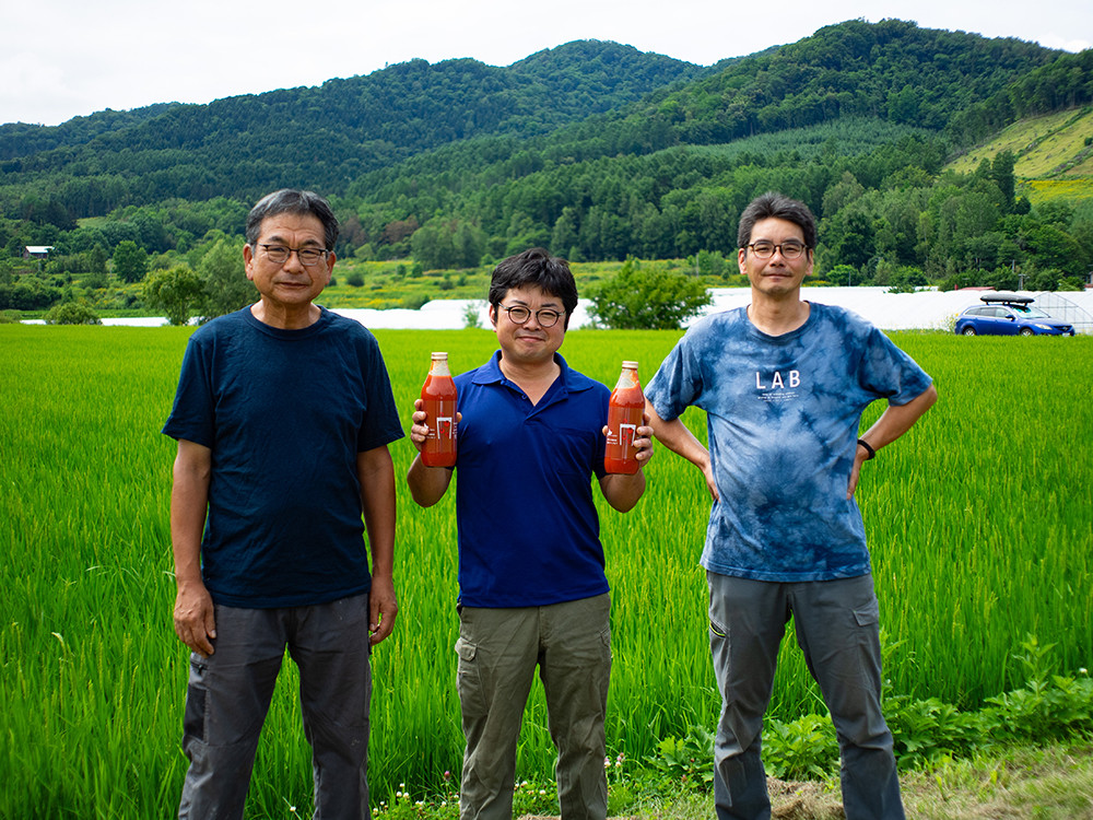 2代目社長の鈴木喬也さんと役員の皆さん