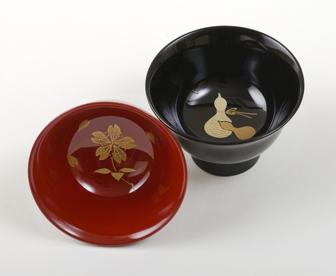輪島塗　ぐいのみ（ペア、黒瓢蒔絵・赤桜蒔絵）