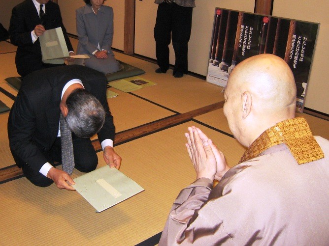 【30名限定!】執事 森清顕師と巡る清水寺夜間特別拝観(秋)+高僧の揮毫色紙 ※寄附金は文化財保護に使途を限定しています。