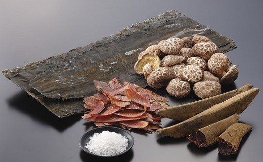 七福醸造の特選料亭白だし6本セット 大容量 厳選素材 万能 調味料 白だし セット レシピ冊子付き ロングセラー 出汁 だし 旨味 和食 煮物 卵料理 お吸い物 麺類 炒めもの 揚げ物 太鼓判 時短料理 料理 H001-094