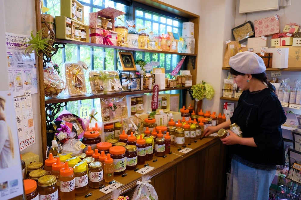 数量限定 国産 天然 純はちみつ 1kg もちの木プレミアム 《包装対応、手提げ袋付》 ハチミツ 蜂蜜 ギフト ハニーベル