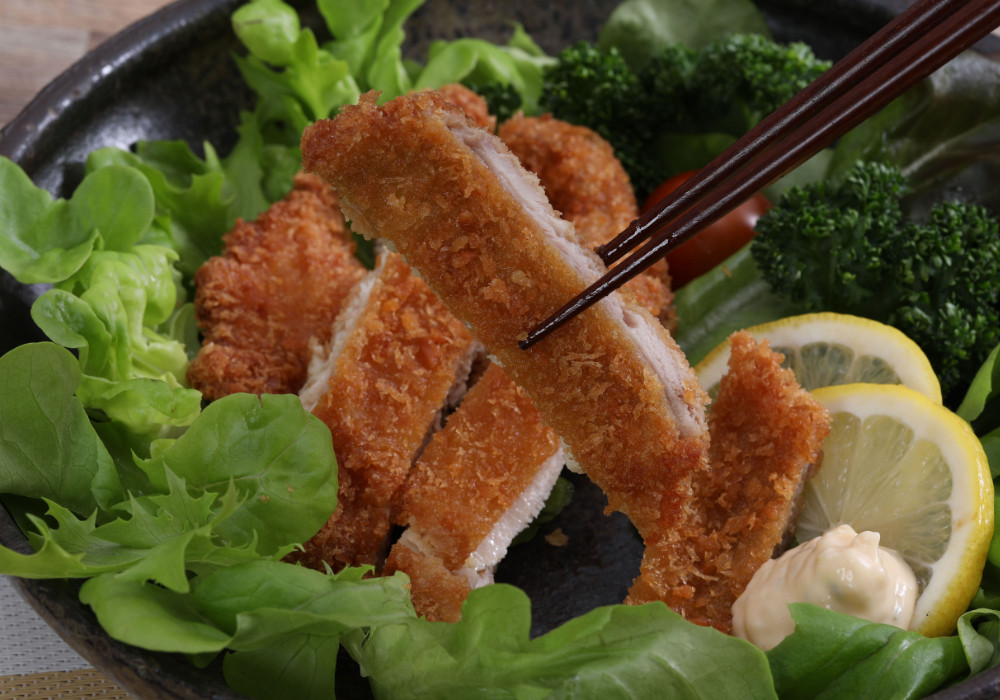 カレーにもカツサンドにもできる！初音のチキンカツ【１枚】 万能 肉料理 簡単調理 彩どり 鶏もも