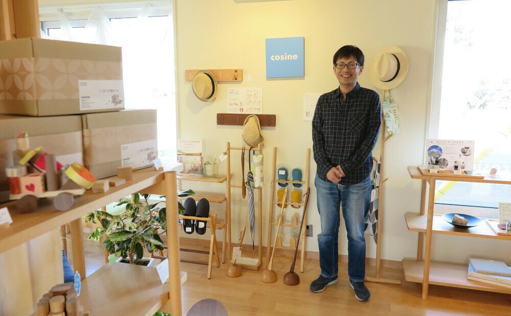 旭川家具 コサイン トレーテーブル ウォルナット 【 旭川家具 北海道 旭川市 木製 家具 キャスター ワゴン サイドテーブル リバーシブルトレー 折りたたみテーブル 選べる樹種 シンプル ナチュラル 手作り 北欧 おしゃれ 天然木 無垢 】_00656