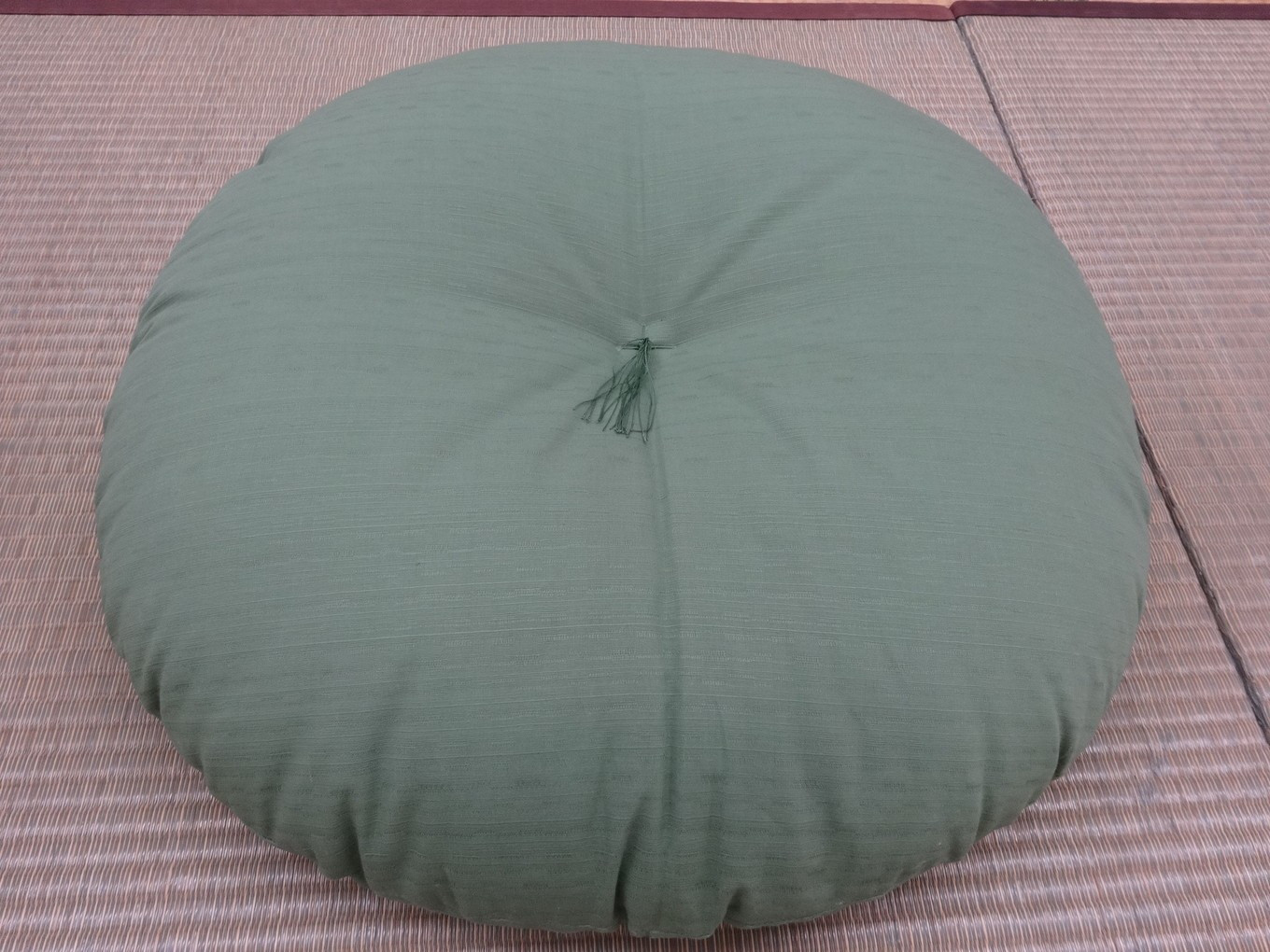  和室にも洋室にもピッタリ合う、本仕立の「もめん綿入り丸座」【CW47W】