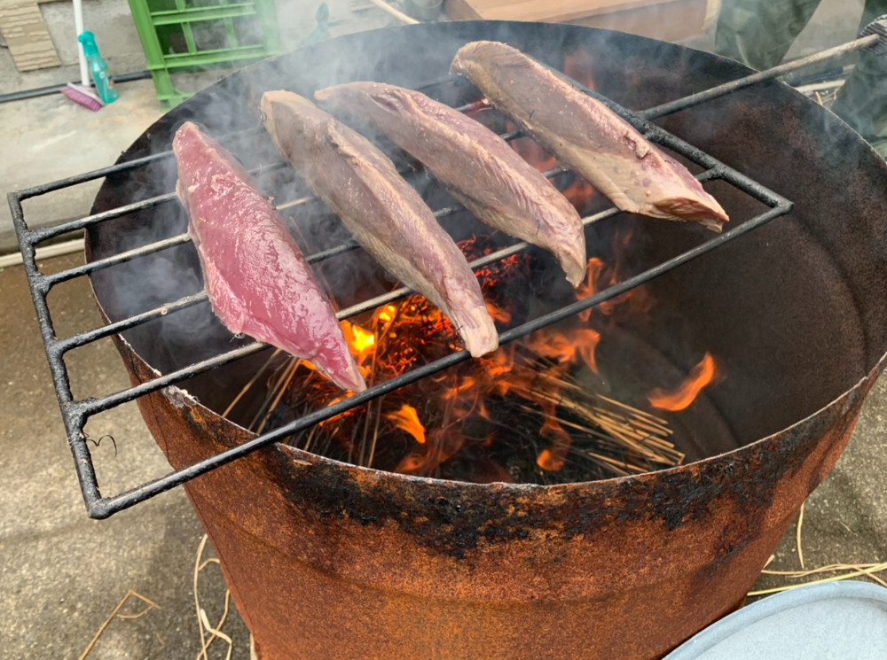 【四国一小さなまち】　≪カネアリ水産≫ カツオのわら焼きタタキ２節（冷凍）