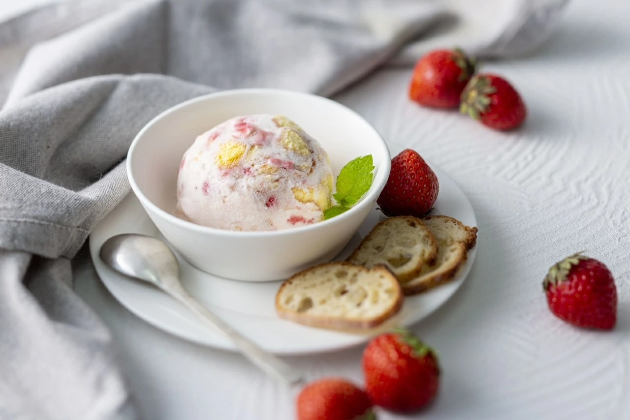 【隔月定期便】【THE ICE】いちごケーキ6個セット×6回定期便【be003-1070-200-6】（J FARM AMUSE 株式会社）（北海道 別海町 アイス あいす アイスクリーム あいすくりーむ ジェラート 生乳 牛乳 いちご いちごケーキ 人気 好評 ランキング ランク おすすめ プレゼント ギフト 送料無料 ふるさとチョイス ふるさと納税 ジェラート ）
