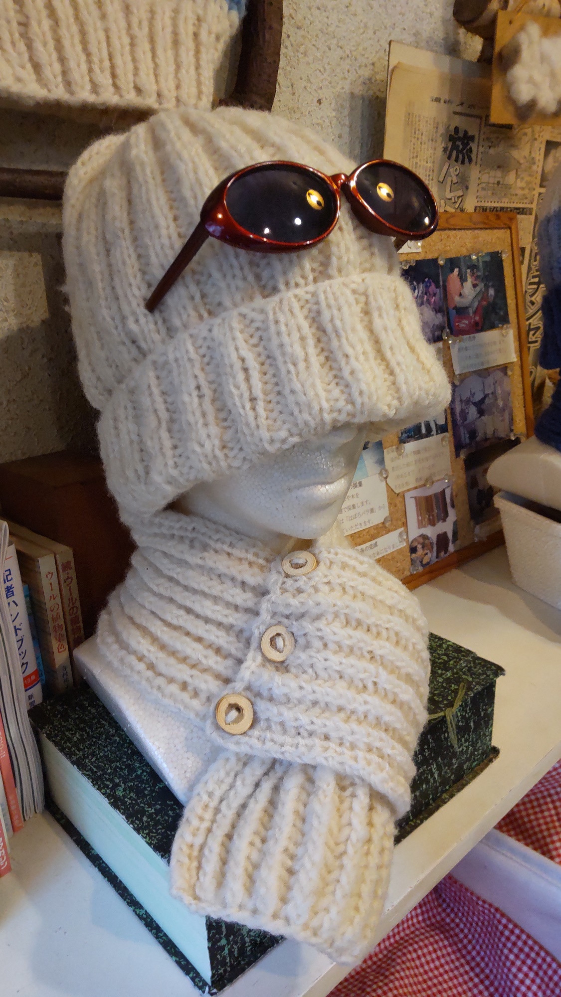 焼尻めん羊100%使用 手編みショートマフラー(焼尻ホワイト) ウール 100% 手編み マフラー 白 ホワイト 手編み ストール ショートマフラー ふるさと納税 北海道 オンライン 申請 羽幌 焼尻【13102】