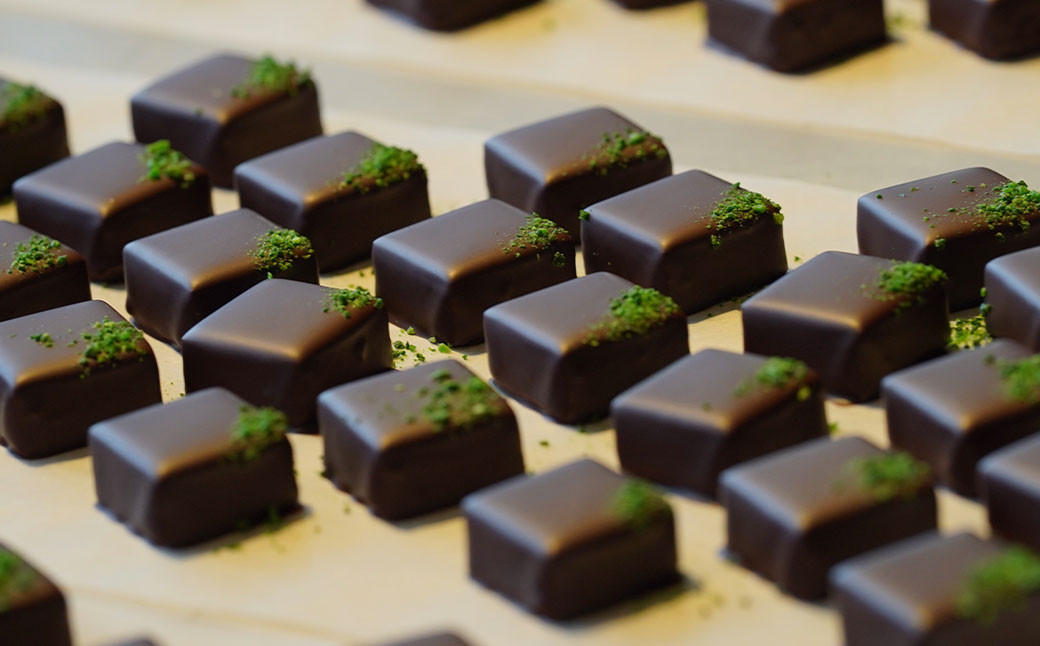 【定期便/3回】ボンボンショコラ5個&フェーブ80g(コイン状チョコレート)/NICOchocolaterie チョコレート チョコレート専門店 ボンボンショコラ スイーツ お菓子 贈答用 ギフト お取り寄せ 福岡県 小郡市