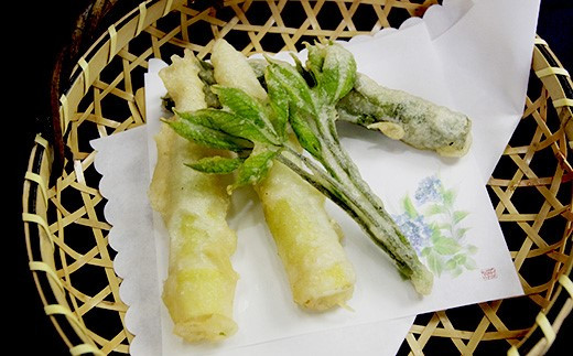 FYN9-158 《2026年先行予約》山形県 西川町産 山菜 根曲がり筍 (ネマガリタケ) 1kg 2026年5月上旬から順次発送 山菜 さんさい 野菜 やさい 筍 たけのこ 山の幸 特産品 自宅用 家庭用 ギフト プレゼント 期間限定 数量限定 産地直送 山形県 西川町 月山