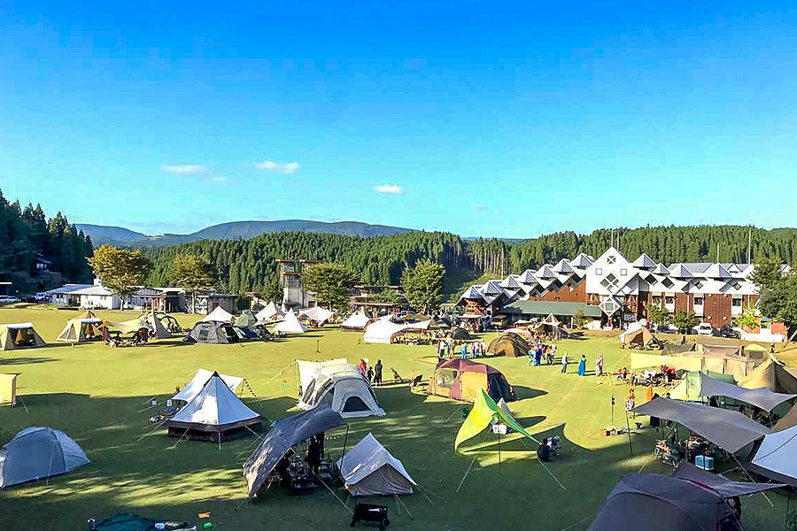 【学びやの里】熊本 阿蘇 小国郷 キャンプ場 フリーサイト×1面 キャンプ場利用券 芝生 初心者 ソロ ファミリー グループ トイレ ウオシュレット 給水場 遊具 AM10時チェックイン 翌15時チェックアウト 最大29時間滞在 北里柴三郎