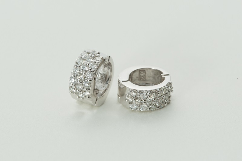 < 甲府ジュエリー >【ジュエリーの街、山梨県甲府市】ダイヤ0.64ct K18WGピアリング LE358W