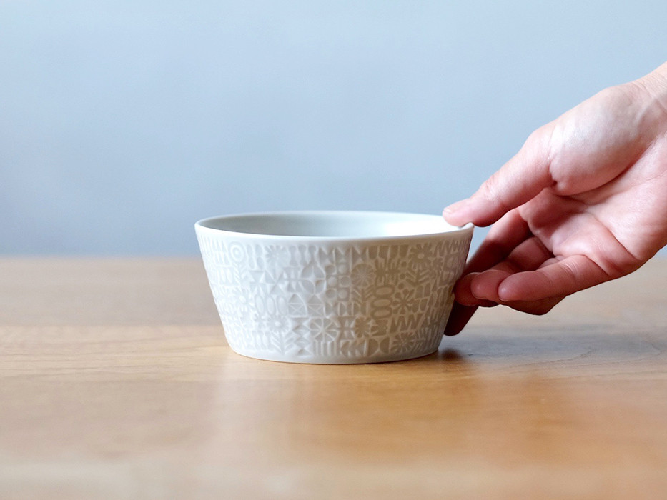 【波佐見焼】PATTERNED BOWL ペア 2点セット ecru ＋ morning mist 食器 皿 【BIRDS’ WORDS】 [CF020] 深皿 取り皿 汁皿 11cm 小鉢 中鉢 ボウル かわいい シンプル 汁椀