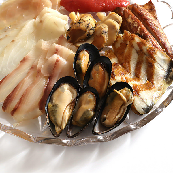 Kaoriのスモーク(魚介13種+チーズ3種)【Kaori-熏】燻製マイスターの技と味 海鮮おつまみ｜サーモン 紅鮭 かんぱち 真鯛 帆立 うなぎ カジキ さば 真つぶ貝 ムール貝 明太子 海老 エビ えび 海鮮 燻製チーズ スモークチーズ 詰合せ 食べ比べ おつまみ おかず 小分け くんせい 燻製 ギフト 贈答 贈り物 プレゼント [0483]