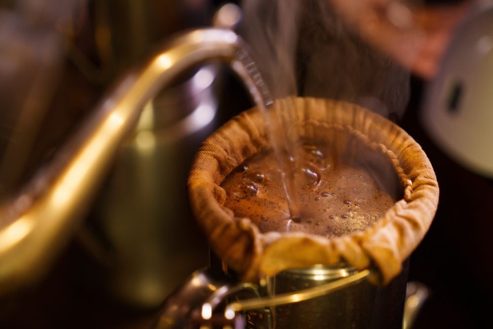 《定期便》焙煎仕立ての珈琲豆を毎月300gお届け (全3回) 合計900g (中挽き) [1625]