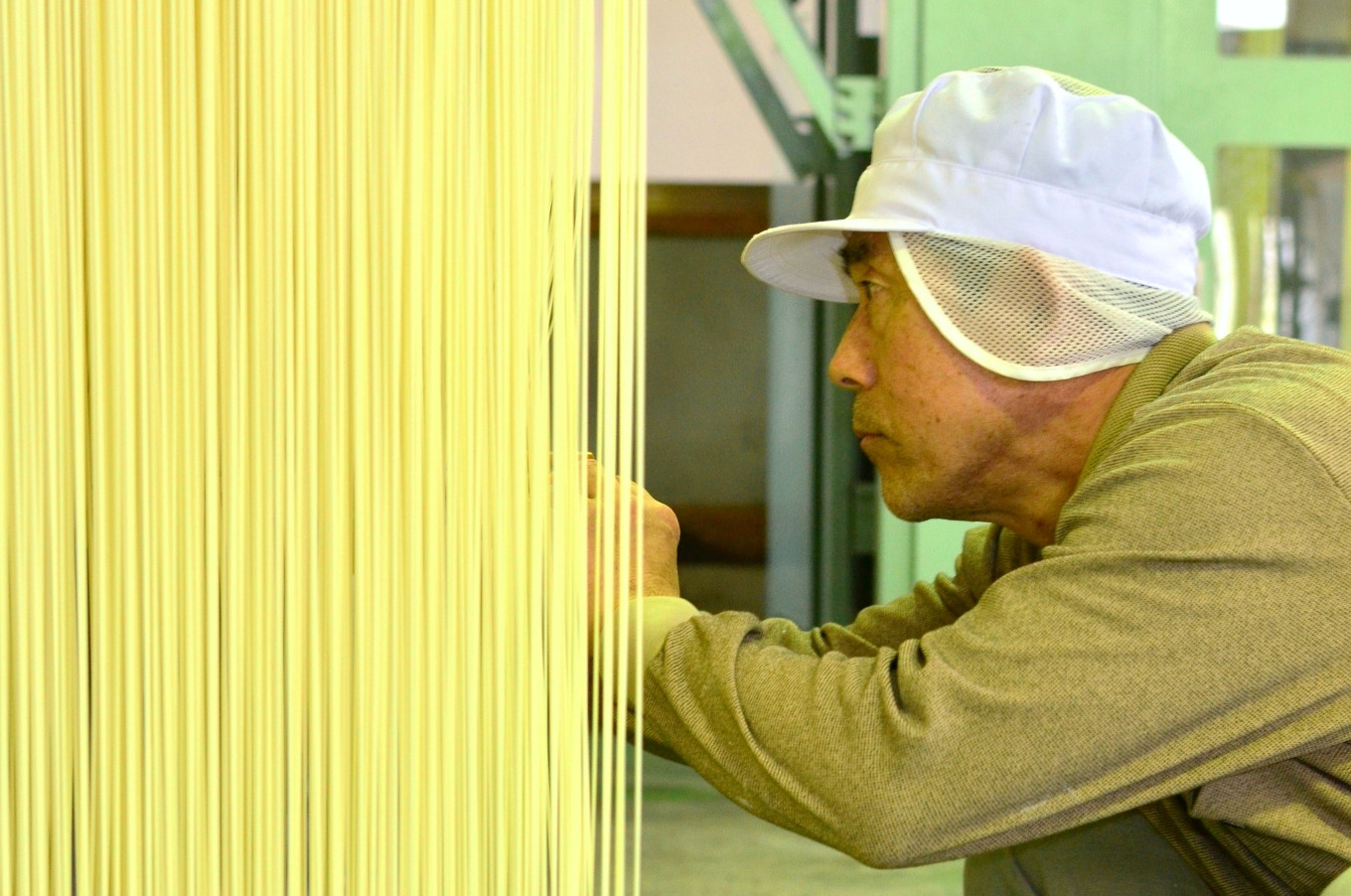 TV番組「マツコ＆有吉 かりそめ天国」で紹介！ふたつの伝統の融合がかなえた 冷麦のおいしさを超えた冷麦 九鬼太白純生胡麻油使用 四日市手延めん (冷麦）3束入り ×2袋（約15人前）／王道の名産品 四日市 大矢知伝承の味  清流 ミネラル 高級麺 特産 冷や麦 麺 おおやち 手延べめん ひやむぎ 手延冷麦 夏 夏に食べたい一品　九鬼　胡麻油