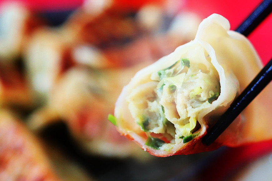 【数量限定】 ニラたっぷり肉餃子・俺達のれんこんまん 各1袋 ニラたっぷり肉餃子30個 俺達のれんこんまん4個 ぎょうざ ギョウザ 餃子 肉まん 豚まん 中華まん ニラ にら れんこん レンコン 蓮根 ローズポーク 豚肉 小美玉産 茨城県産 名産 冷凍 17-W