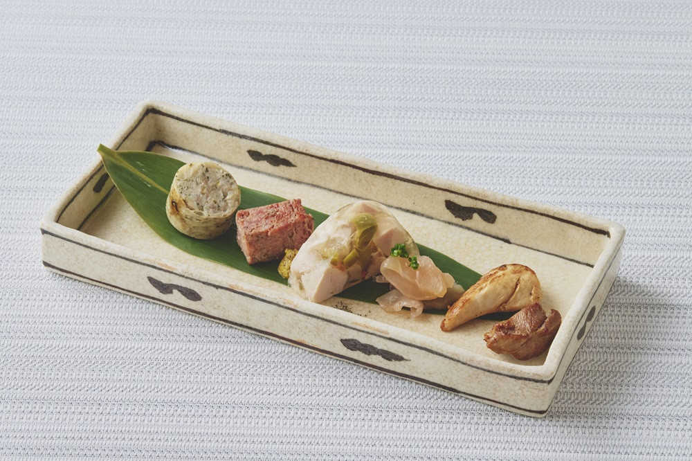 【ESSE ふるさとグランプリ2023 金賞受賞 肉加工品部門】堪能 天城軍鶏 金曜日 晩酌セット (生肉 240g ・生ハム1袋 80g ・シンケンアスピック 200g・パテ 60g・きのこソーセージ 150g)【静岡 伊豆 肉 おつまみ 加工品 アソート お酒 ギフト お取り寄せ 静岡県 伊豆市 天城軍鶏 鶏肉 人気 天城 鶏 晩酌 おつまみ お酒 お供 生肉 生ハム】020-012