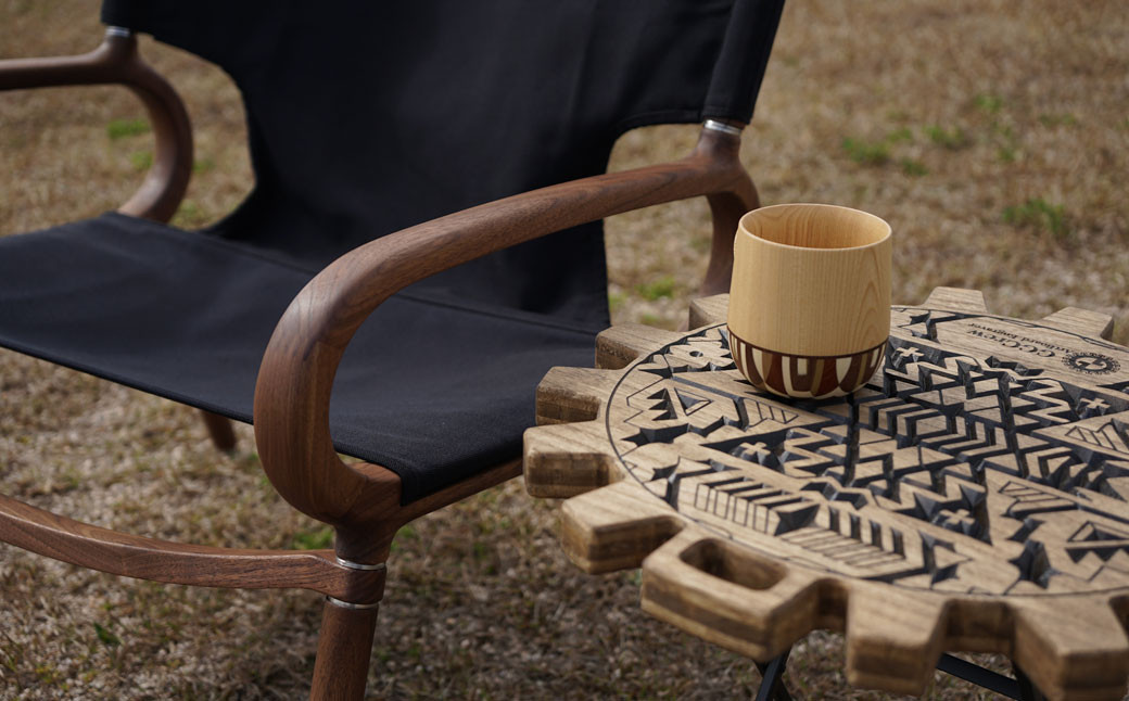 【ウォルナット】サイドテーブル Atem アーテム(1台)(幅 430mm×奥行 430mm×高さ 380mm)机 テーブル 彫刻 キャンプ 軽量 天然木 折り畳み【GGCrew】