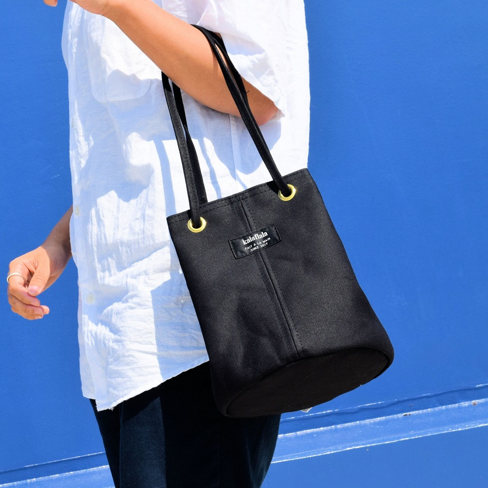 2263 南の島の帆布かばん屋さん kalaflalaオリジナル２Way丸底帆布バッグ（ブラック） ( バック カバン トートバッグ ショルダーバッグ 帆布 帆布バッグ ハンドメイド ファッション 小物 アイテム くすみカラー 徳之島 奄美 鹿児島 kalaflala )