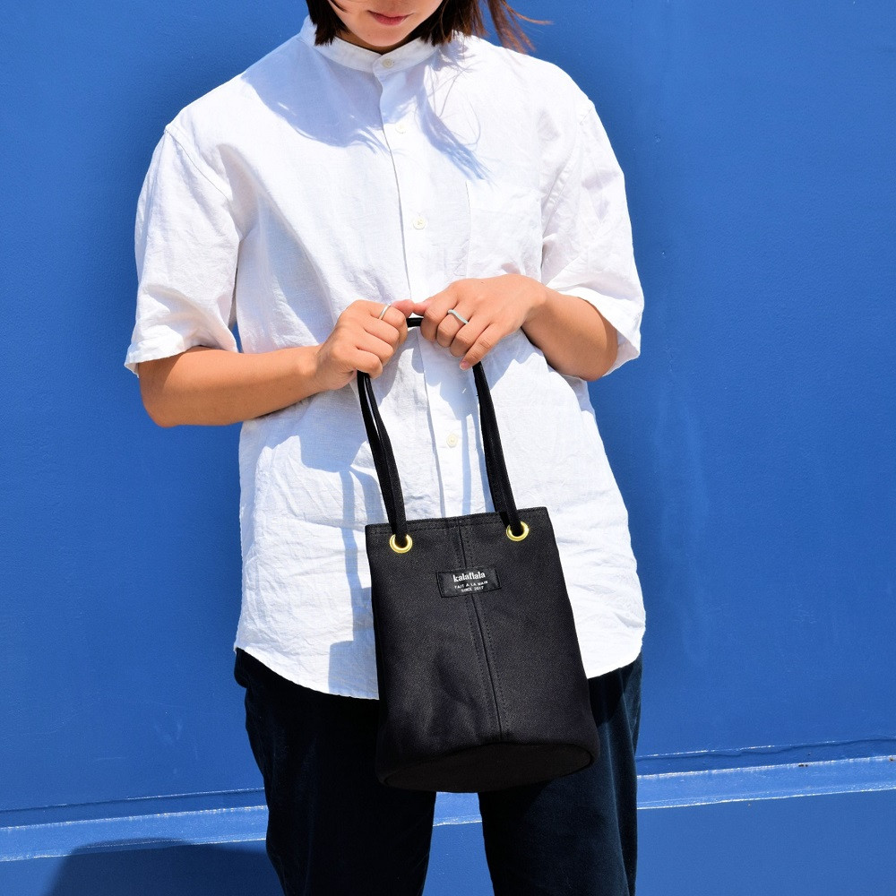 2263 南の島の帆布かばん屋さん kalaflalaオリジナル２Way丸底帆布バッグ（ブラック） ( バック カバン トートバッグ ショルダーバッグ 帆布 帆布バッグ ハンドメイド ファッション 小物 アイテム くすみカラー 徳之島 奄美 鹿児島 kalaflala )